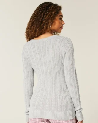 Pull iconique à col en V et torsades