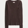 Pull iconique à col en V et torsades