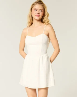 Robe-jupe à dos ouvert et motif croisé Robe-jupe à dos ouvert et motif croisé