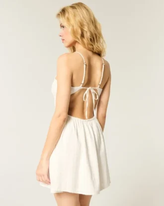 Robe-jupe à dos ouvert et motif croisé Robe-jupe à dos ouvert et motif croisé