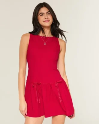 Robe jupe-short à taille basse et col montant Robe jupe-short à taille basse et col montant