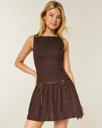 Robe jupe-short à taille basse et col montant Robe jupe-short à taille basse et col montant