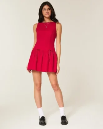Robe jupe-short à taille basse et col montant Robe jupe-short à taille basse et col montant