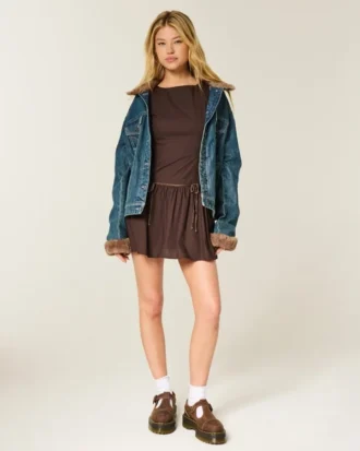 Robe jupe-short à taille basse et col montant Robe jupe-short à taille basse et col montant