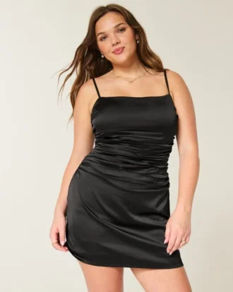 Robe moulante à nœud en satin dans le dos