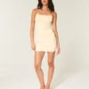 Robe moulante à nœud en satin dans le dos Robe moulante à nœud en satin dans le dos