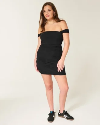 Robe moulante à épaules dénudées en maille