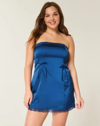 Robe moulante sans bretelles en satin avec nœud