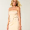 Robe moulante sans bretelles en satin avec nœud Robe moulante sans bretelles en satin avec nœud