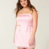 Robe moulante sans bretelles en satin avec nœud Robe moulante sans bretelles en satin avec nœud