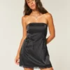 Robe moulante sans bretelles en satin avec nœud Robe moulante sans bretelles en satin avec nœud