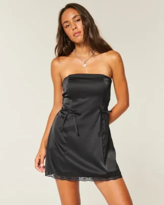 Robe moulante sans bretelles en satin avec nœud