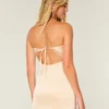 Robe moulante sans bretelles en satin avec nœud Robe moulante sans bretelles en satin avec nœud