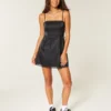 Robe moulante sans bretelles en satin avec nœud Robe moulante sans bretelles en satin avec nœud