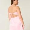 Robe moulante sans bretelles en satin avec nœud Robe moulante sans bretelles en satin avec nœud