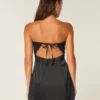 Robe moulante sans bretelles en satin avec nœud Robe moulante sans bretelles en satin avec nœud
