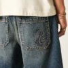 Short baggy en denim à motif serpent Short baggy en denim à motif serpent