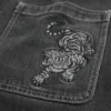 Short baggy en denim à motif tigre Short baggy en denim à motif tigre