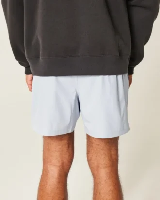 Short de sport avec logo mi-cuisse