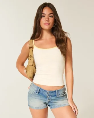 Short en denim délavé moyen à taille ultra basse