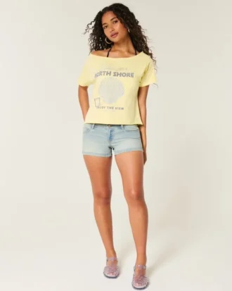 Short en denim délavé à taille basse et poches fleuries