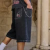 Short en denim super ample avec motif chat noir délavé Short en denim super ample avec motif chat noir délavé