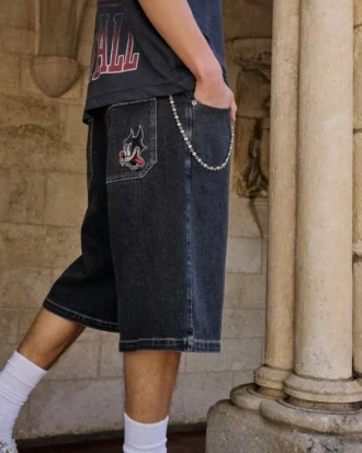 Short en denim super ample avec motif chat noir délavé
