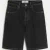 Short en denim super ample avec motif chat noir délavé Short en denim super ample avec motif chat noir délavé
