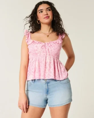 Short en denim taille basse, coupe ajustée, délavage clair, broderies florales