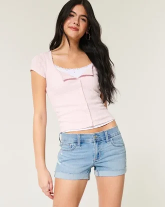Short en jean délavé à taille basse et déchirures