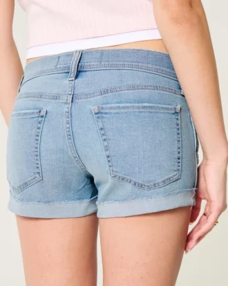 Short en jean délavé à taille basse et déchirures
