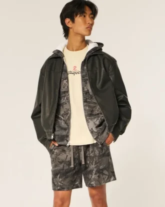 Short en molleton camouflage au-dessus du genou