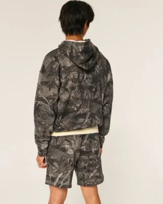 Short en molleton camouflage au-dessus du genou