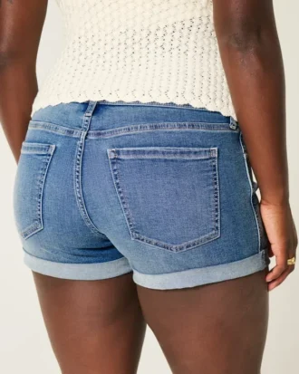 Shorty en denim taille basse à la coupe ajustée, délavage moyen