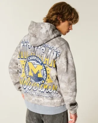 Sweat à capuche camouflage graphique Boxy University of Michigan Wolverines
