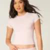 T-shirt bébé à col rond en tissu extensible et sans coutures T-shirt bébé à col rond en tissu extensible et sans coutures