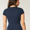 T-shirt bébé à col rond en tissu extensible et sans coutures T-shirt bébé à col rond en tissu extensible et sans coutures