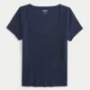 T-shirt à encolure dégagée T-shirt à encolure dégagée