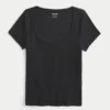 T-shirt à encolure dégagée T-shirt à encolure dégagée