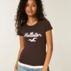 T-shirt graphique avec logo Holiday Vault Release T-shirt graphique avec logo Holiday Vault Release