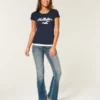 T-shirt graphique avec logo Holiday Vault Release T-shirt graphique avec logo Holiday Vault Release