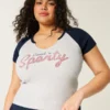 T-shirt graphique Sweet ‘n Sporty à encolure en V facile à porter T-shirt graphique Sweet ‘n Sporty à encolure en V facile à porter