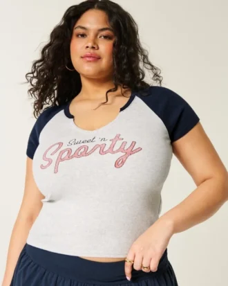 T-shirt graphique Sweet &lsquo;n Sporty à encolure en V facile à porter