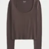 T-shirt à manches longues sans coutures et encolure dégagée T-shirt à manches longues sans coutures et encolure dégagée