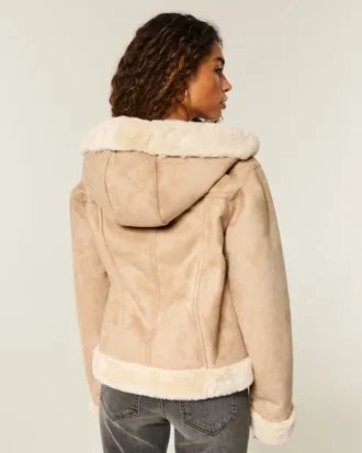 Veste à capuche en fausse peau lainée doublée de fausse fourrure
